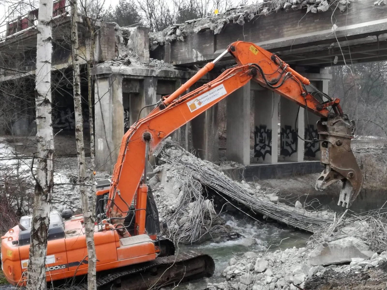 Jaworzno-Szczakowa: wyburzenie obiektu mostowego na linii kolejowej