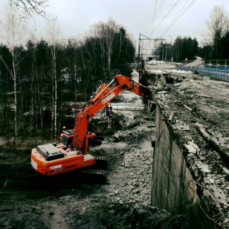 Jaworzno-Szczakowa: wyburzenie obiektu mostowego na linii kolejowej