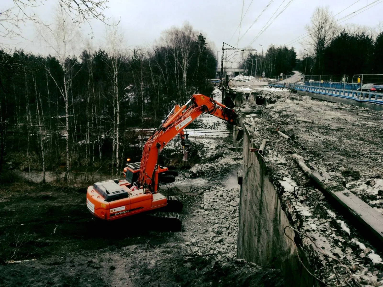 Jaworzno-Szczakowa: wyburzenie obiektu mostowego na linii kolejowej