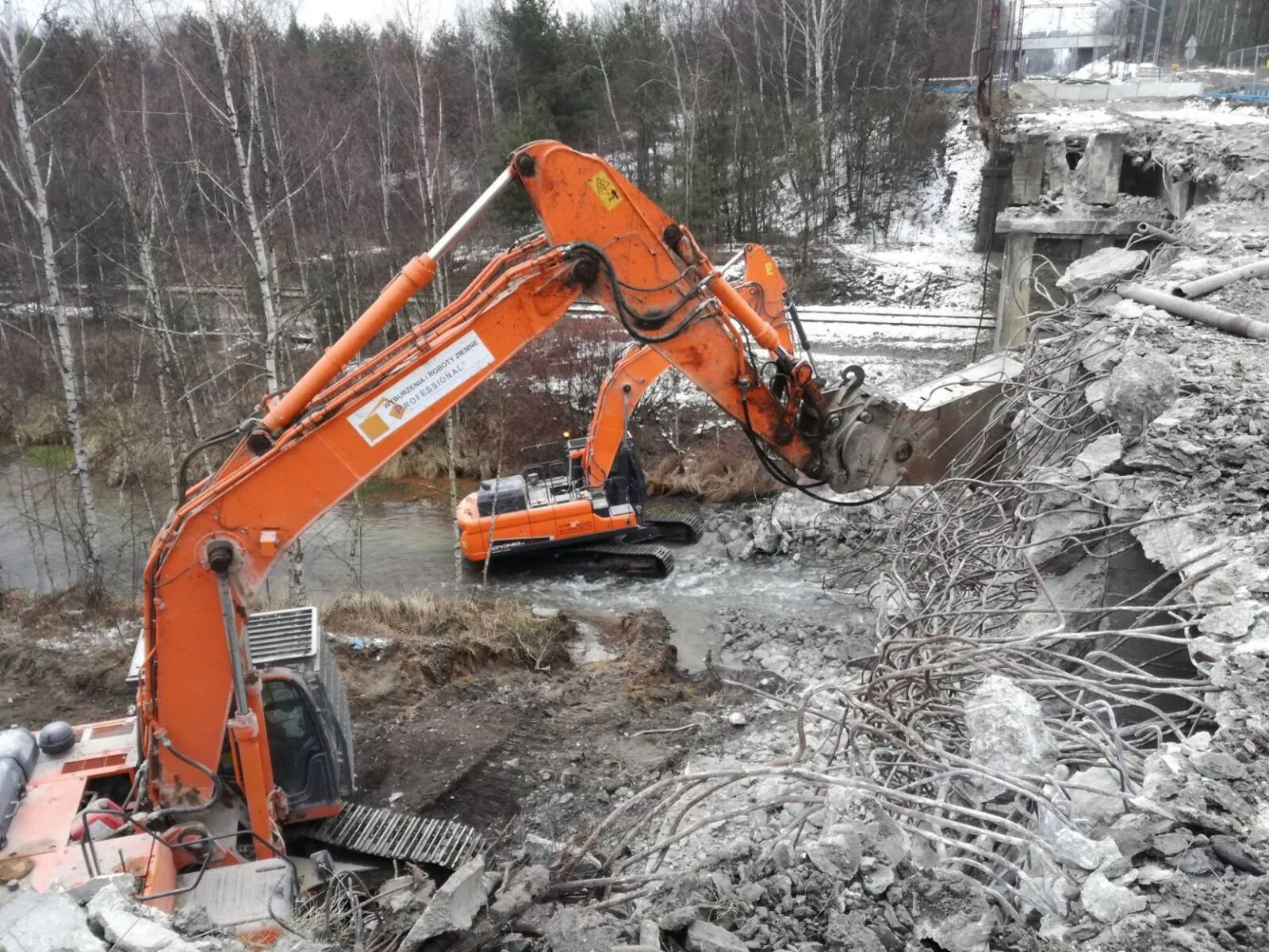 Jaworzno-Szczakowa: wyburzenie obiektu mostowego na linii kolejowej