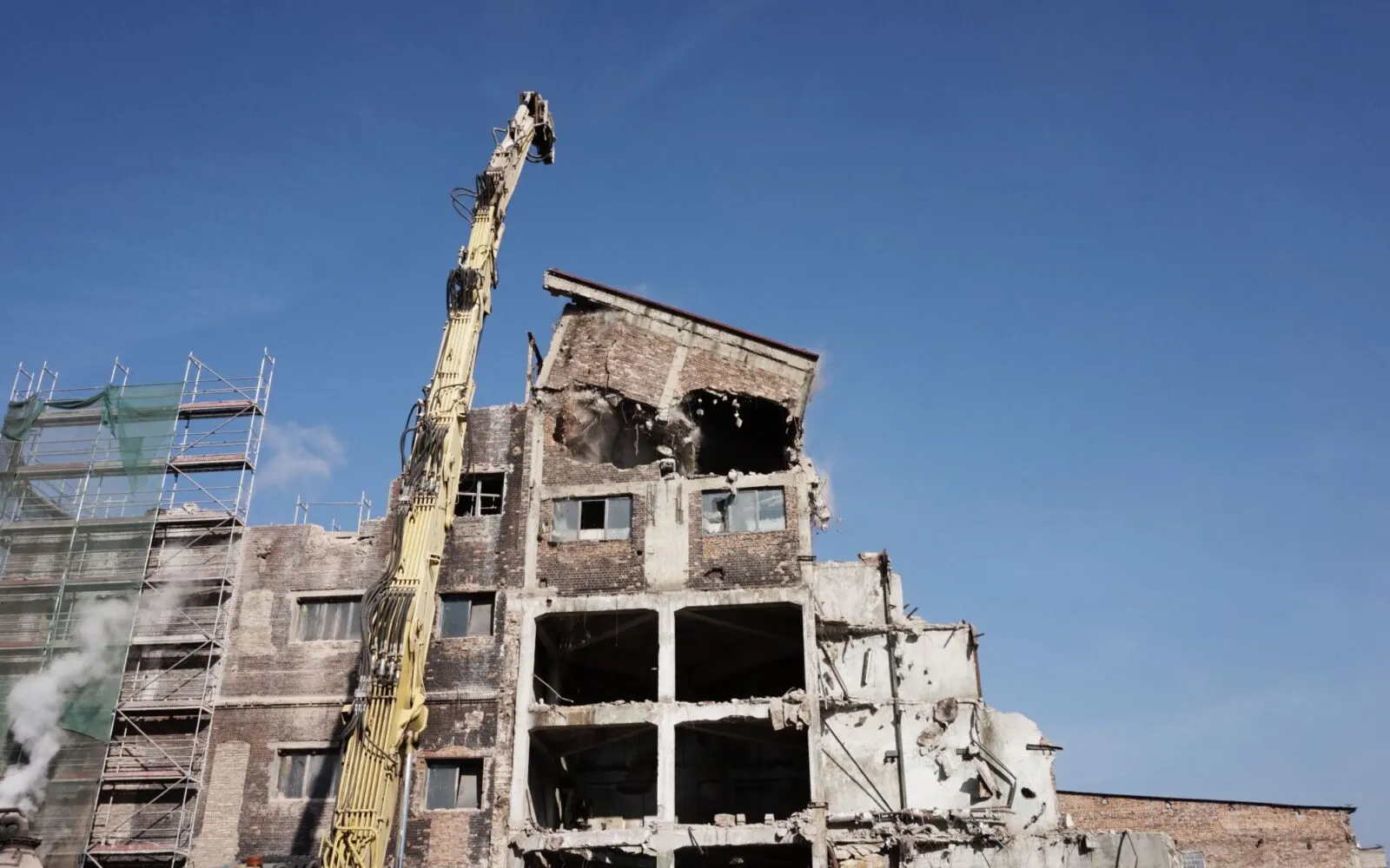Tychy: rozbiórka klatki schodowej i budynku przy makulaturowni nr 1