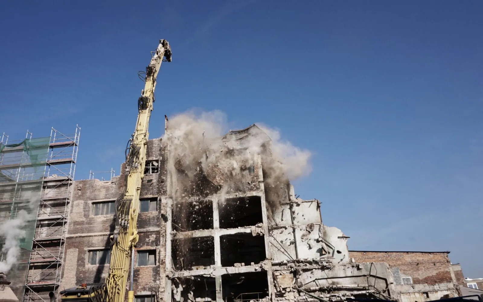 Tychy: rozbiórka klatki schodowej i budynku przy makulaturowni nr 1