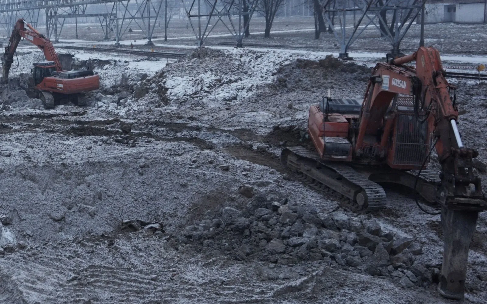 Oświęcim: wyburzenie fundamentów wraz z przekruszeniem betonu i pryzmowaniem