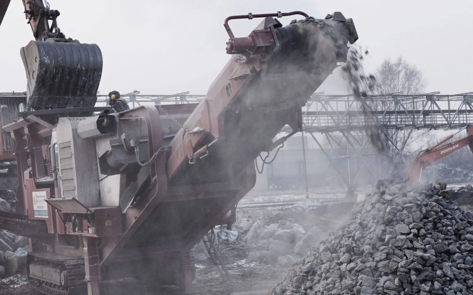 Oświęcim: wyburzenie fundamentów wraz z przekruszeniem betonu i pryzmowaniem