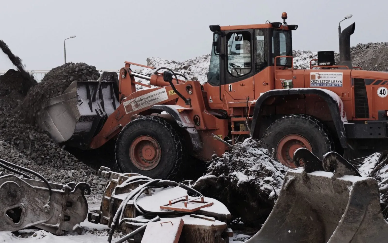 Oświęcim: wyburzenie fundamentów wraz z przekruszeniem betonu i pryzmowaniem
