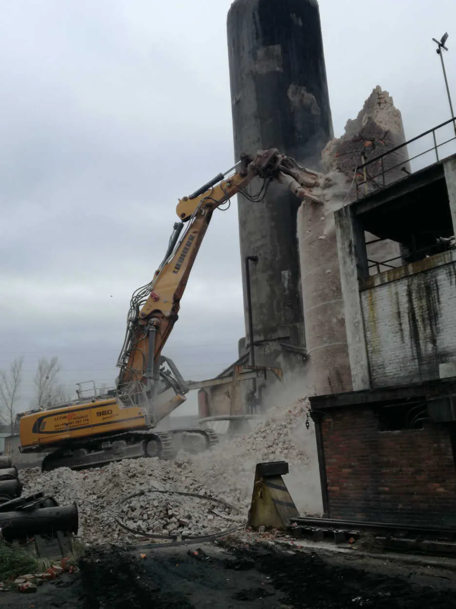 Czerwionka-Leszczyny: wyburzenie komina ceramicznego wysokości 20 m