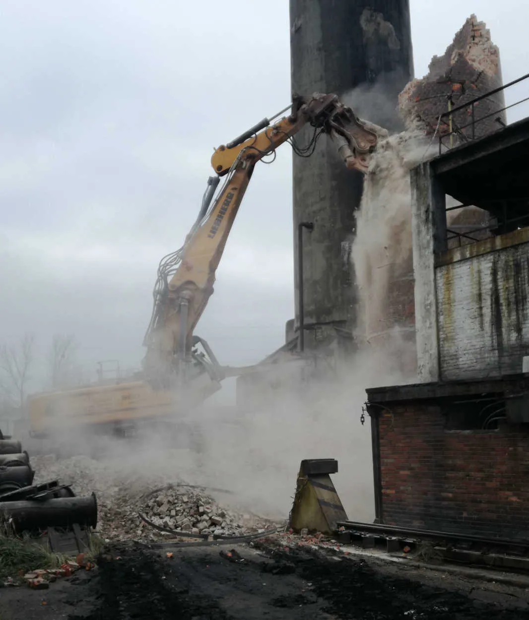 Czerwionka-Leszczyny: wyburzenie komina ceramicznego wysokości 20 m