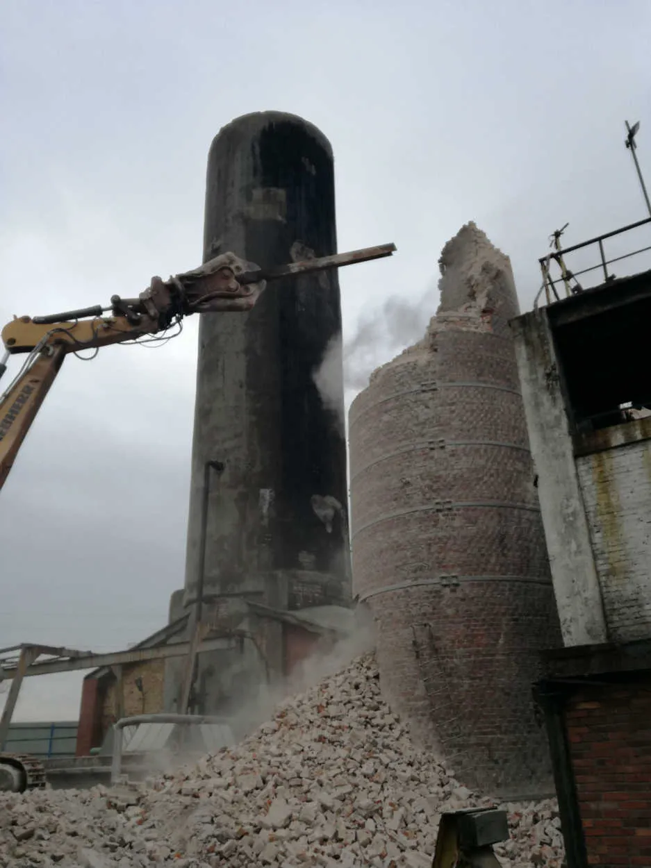 Czerwionka-Leszczyny: wyburzenie komina ceramicznego wysokości 20 m