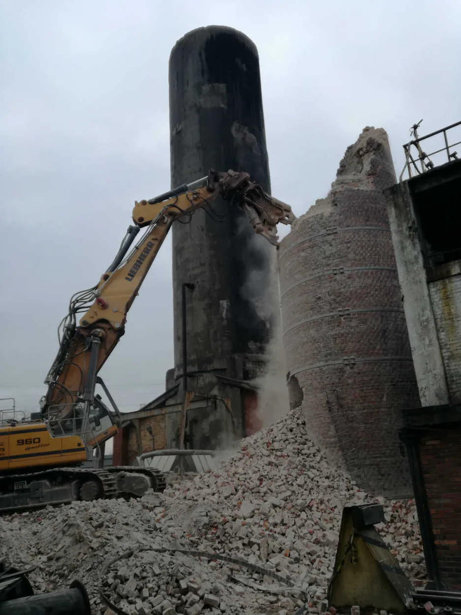 Czerwionka-Leszczyny: wyburzenie komina ceramicznego wysokości 20 m