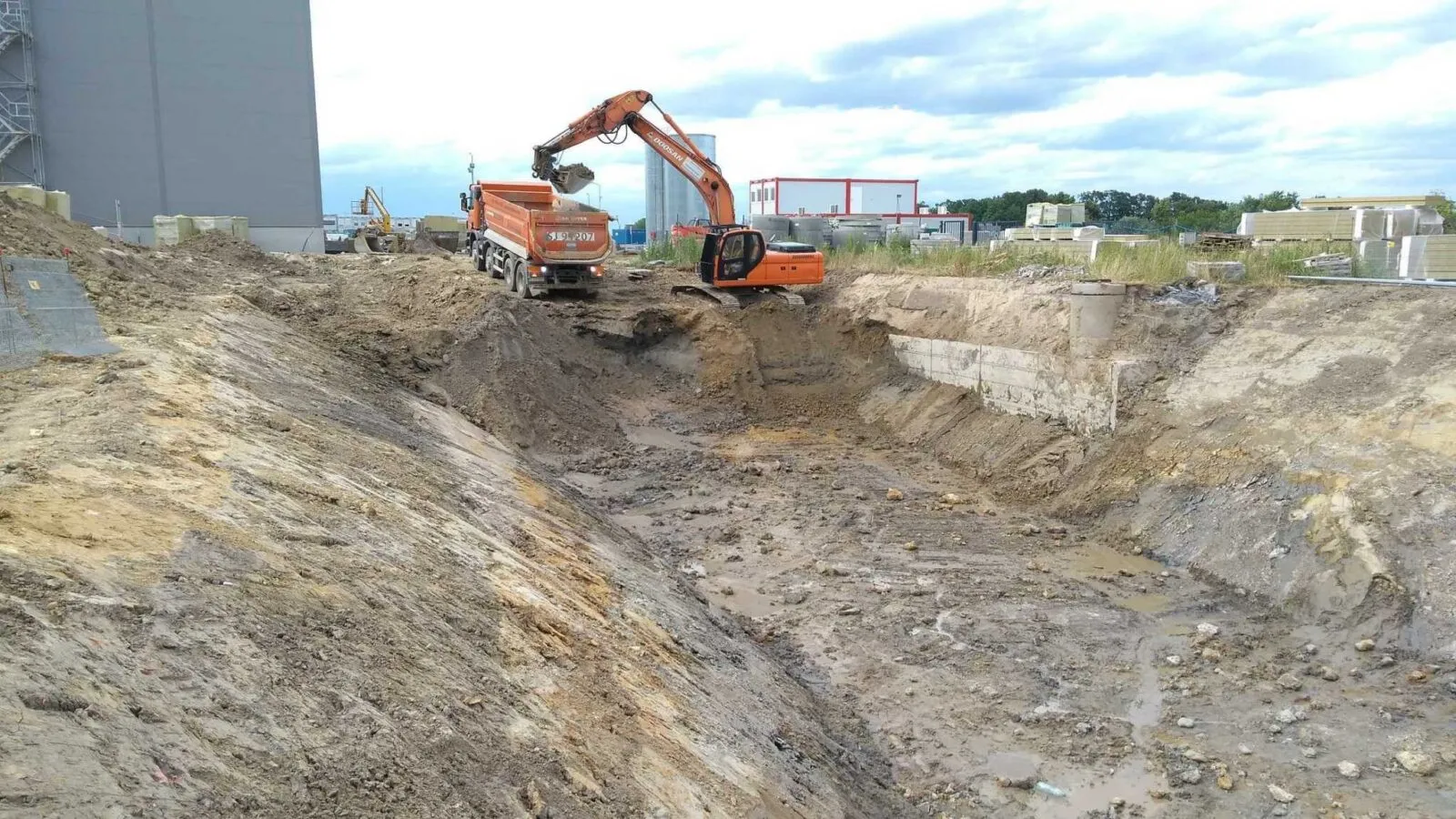 Gliwice: prace ziemne na budowie