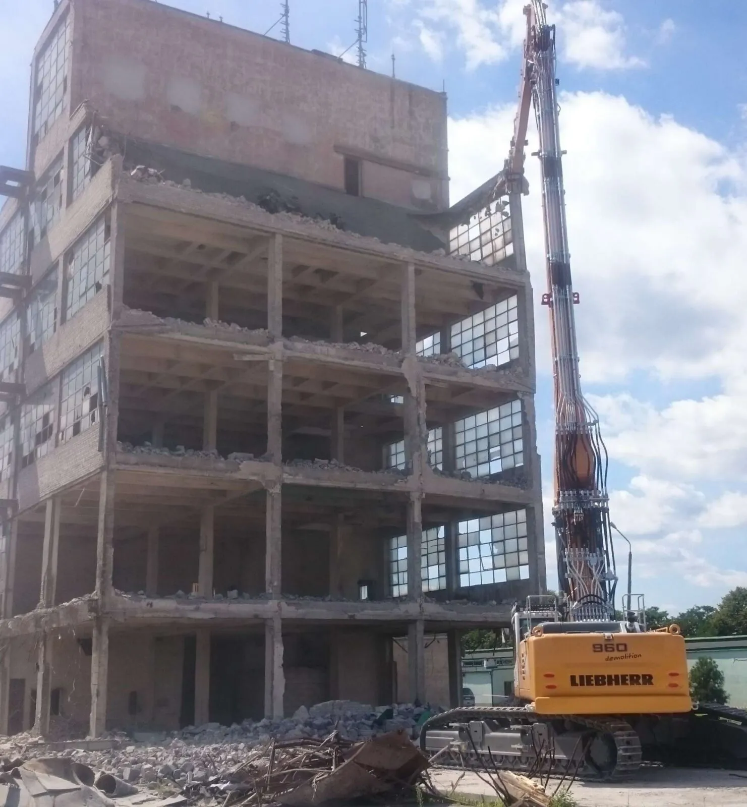 Pyskowice: rozbiórka budynku technologicznego
