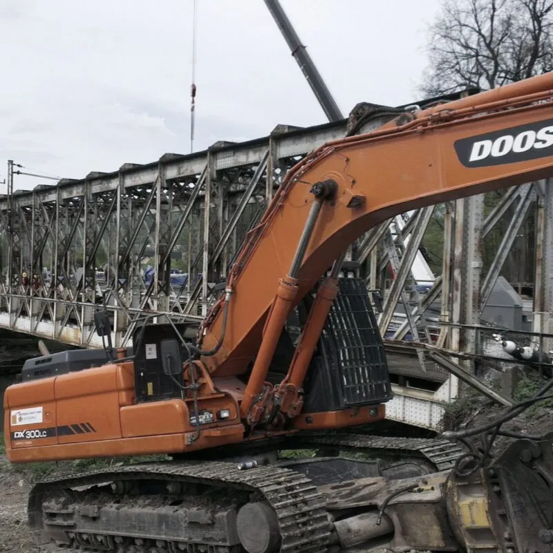 Sucha Beskidzka: rozbiórka konstrukcji stalowej mostu kolejowego