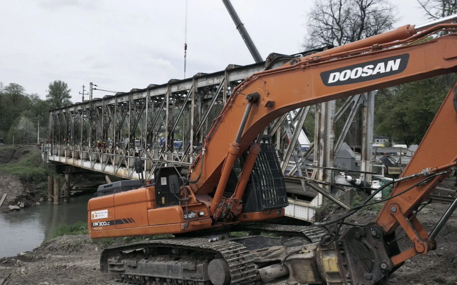 Sucha Beskidzka: rozbiórka konstrukcji stalowej mostu kolejowego
