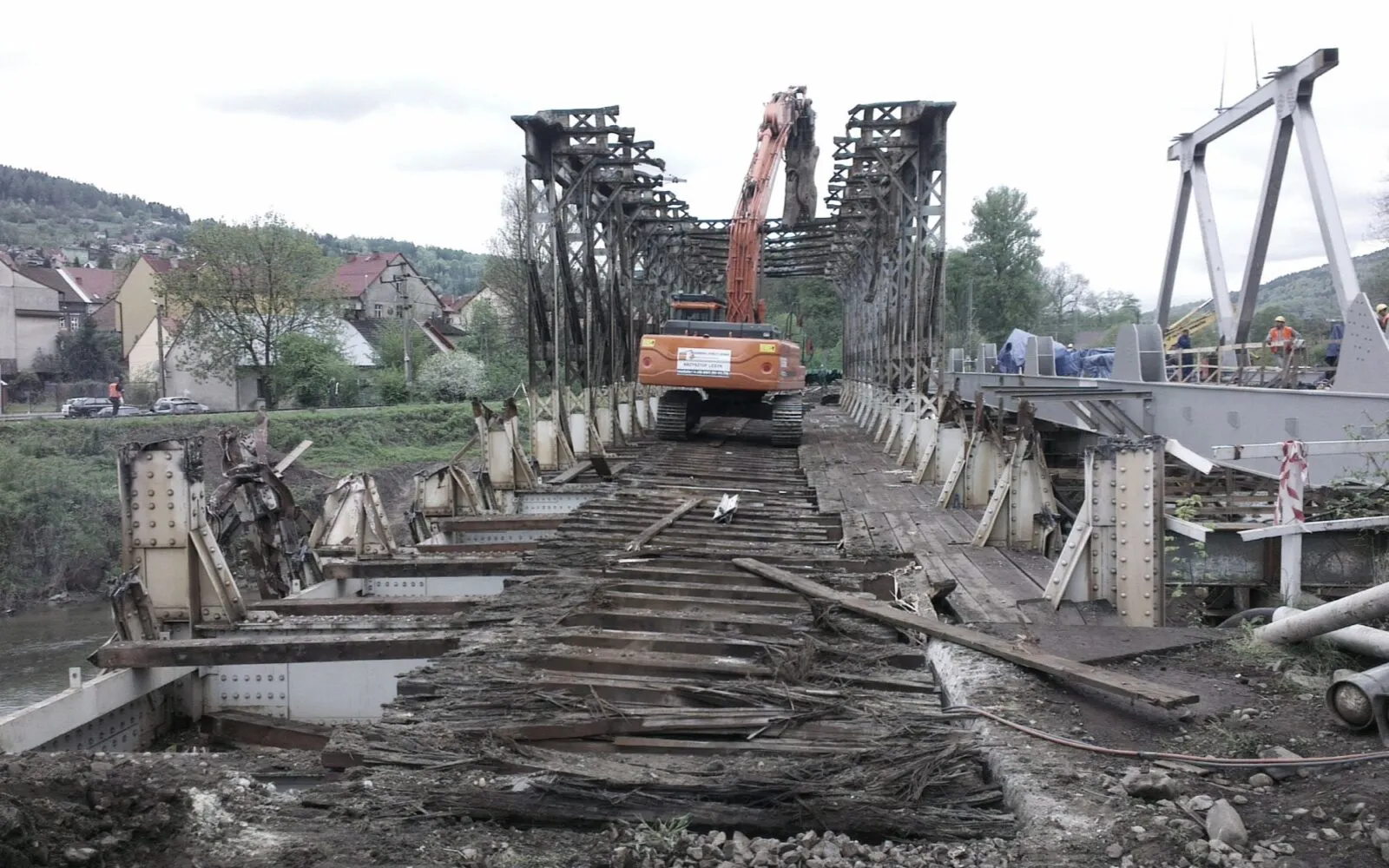 Sucha Beskidzka: rozbiórka konstrukcji stalowej mostu kolejowego