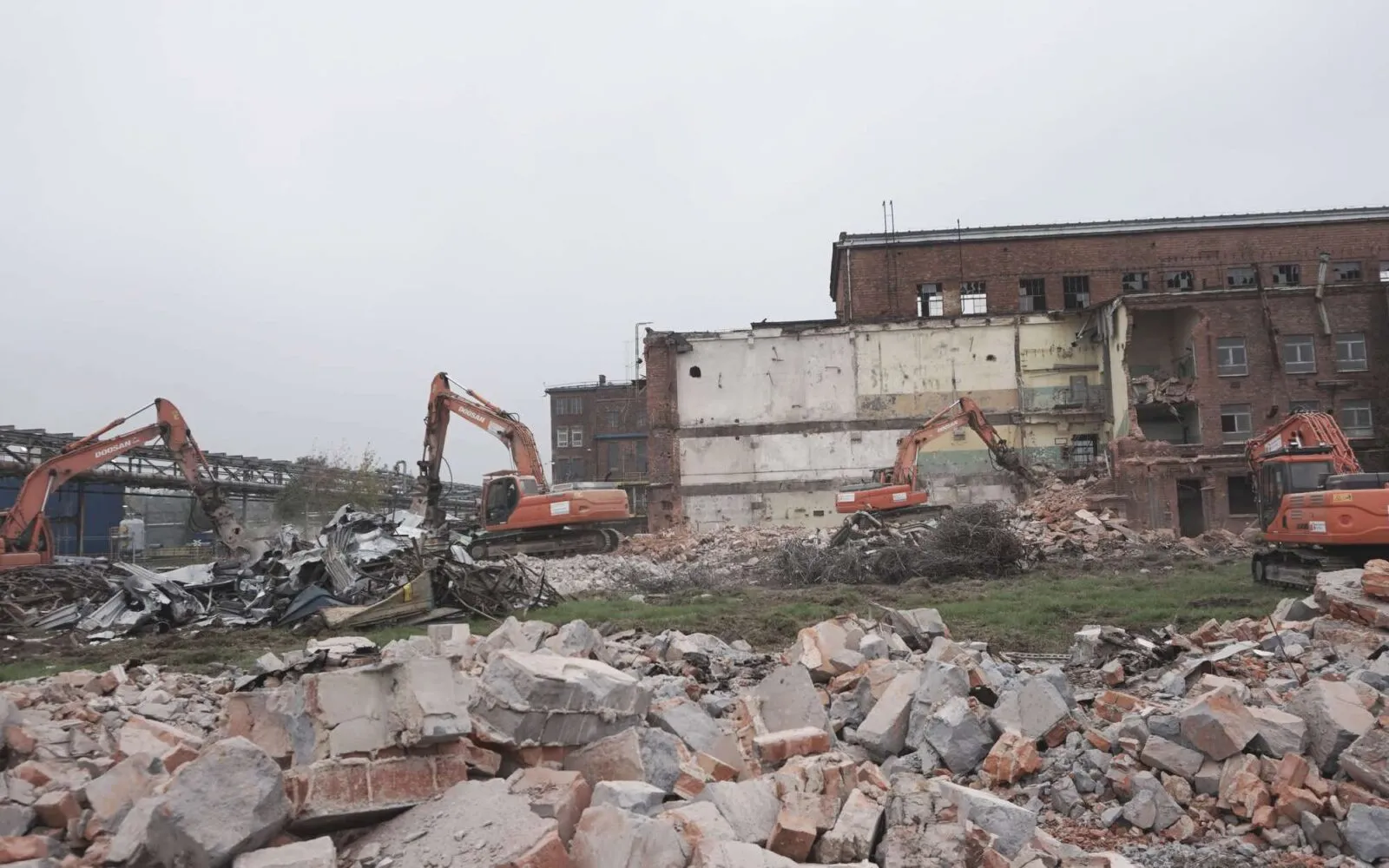 Oświęcim: wyburzenie obiektów budowlanych wraz z przekruszeniem gruzu